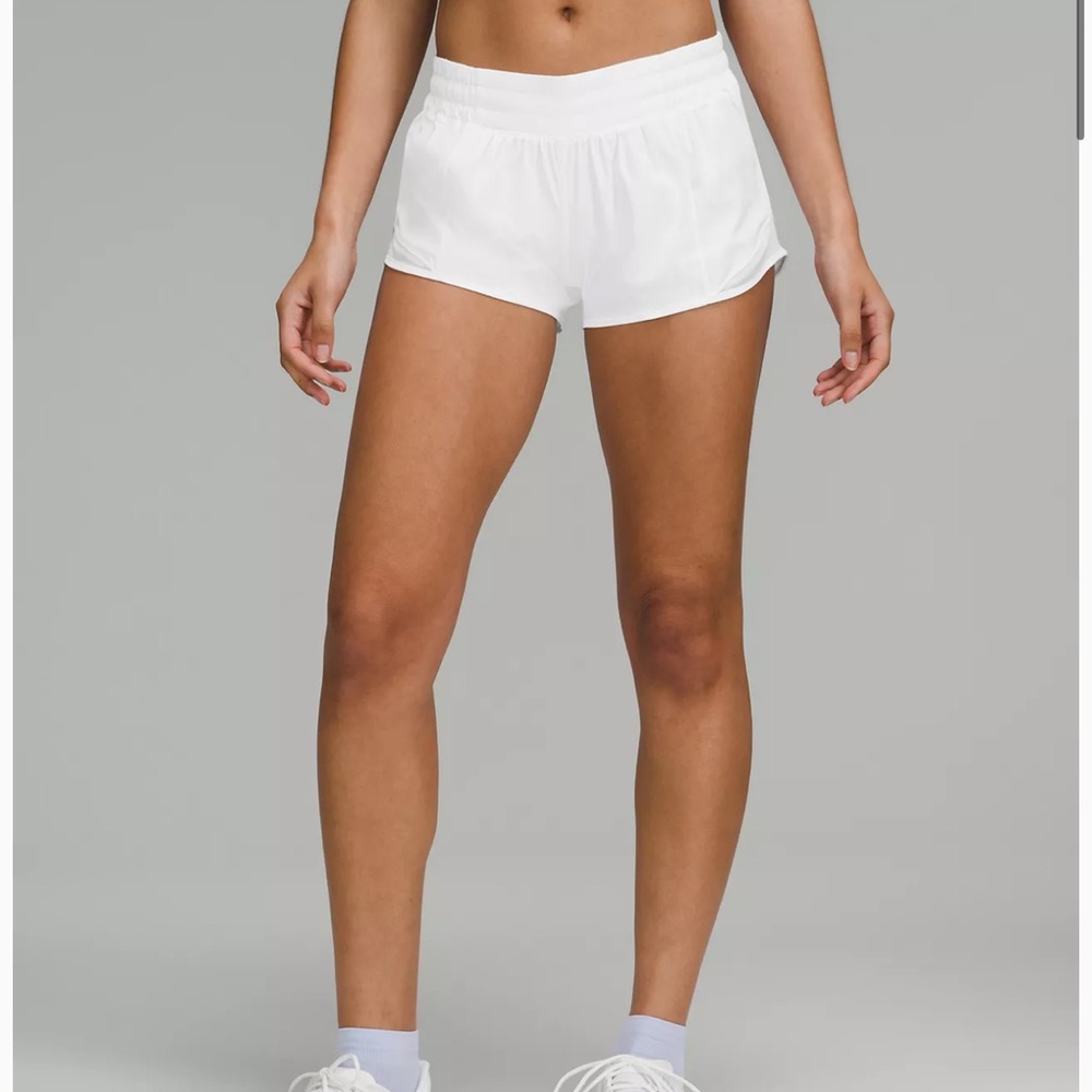 White Lulu lemon Hotty Hot Low rise lined short 2.5”